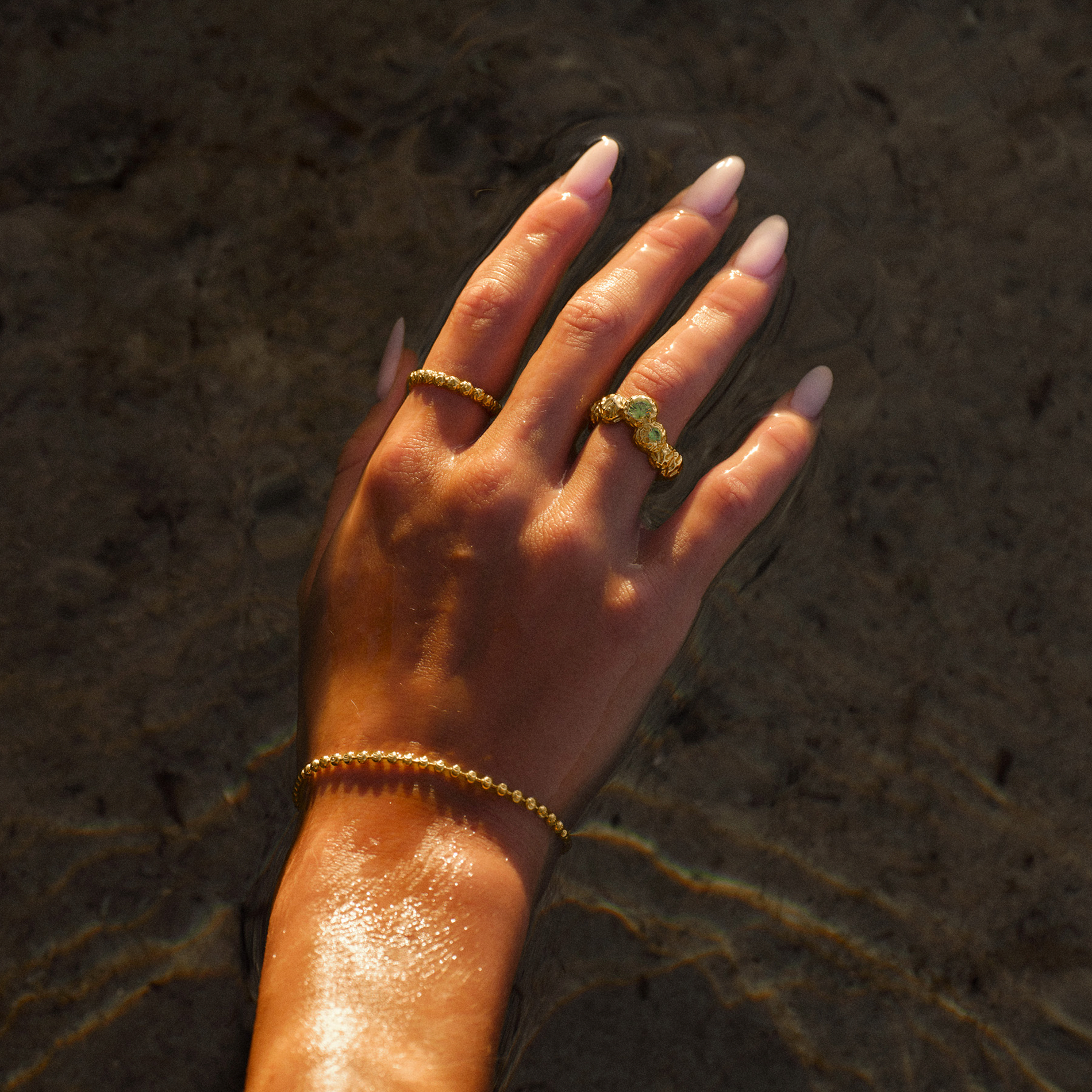 Camille Brinch Small Dots ring i forgyldt sølv båret på hånd