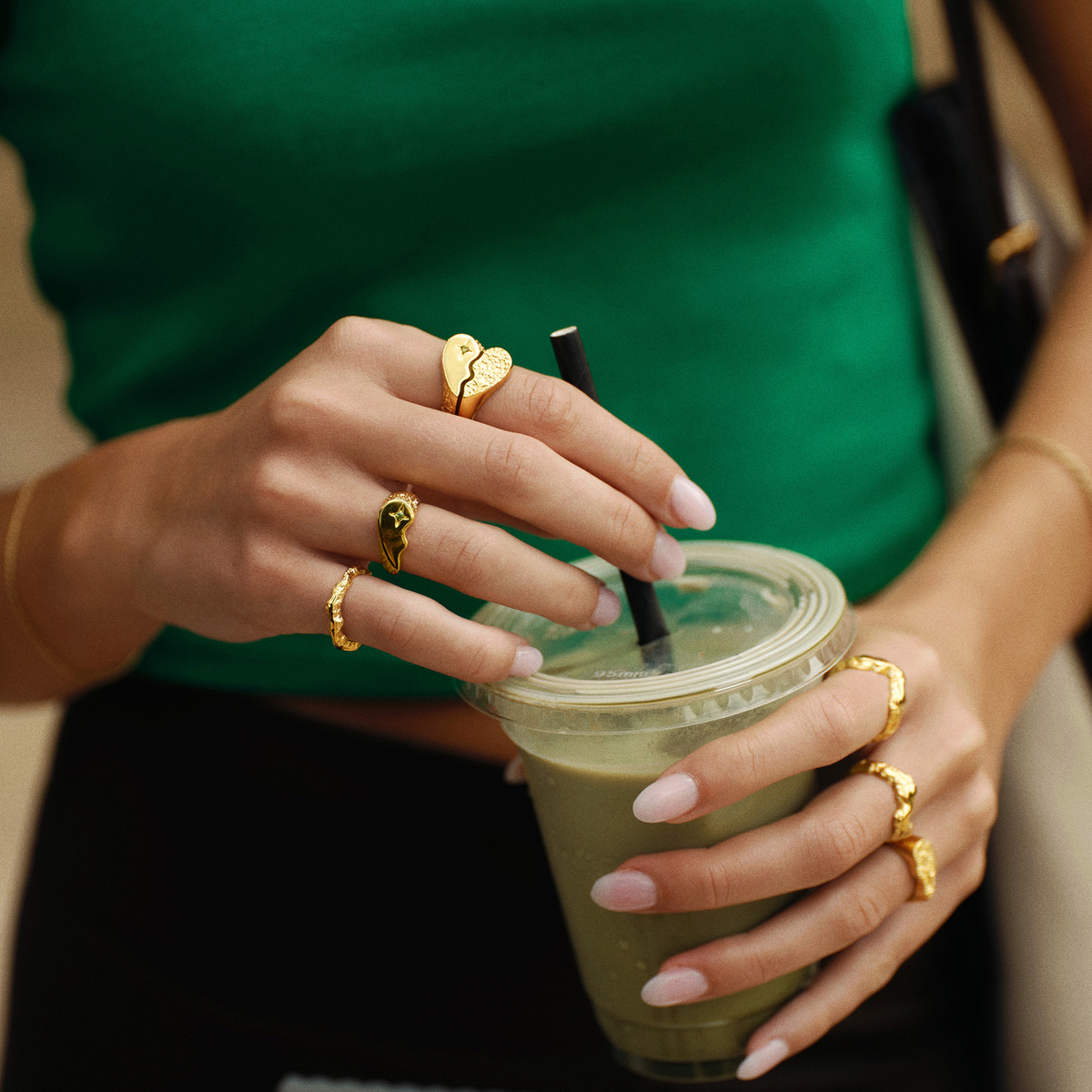 Forgyldt ring med struktureret overflade båret på hånd i elegant stil