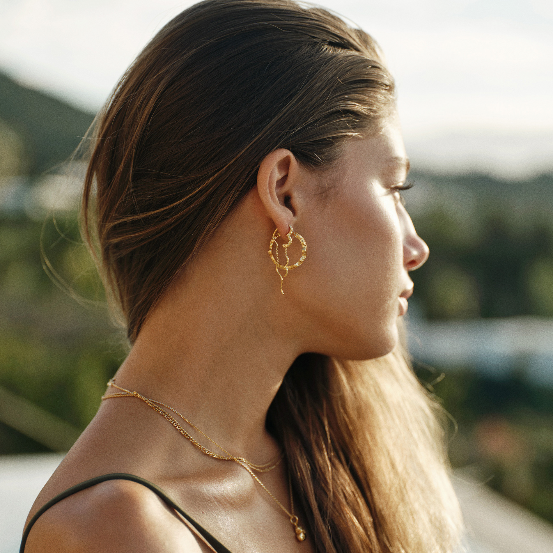 Elegante Camille Brinch øreringe med kæde og organisk design i guldlook