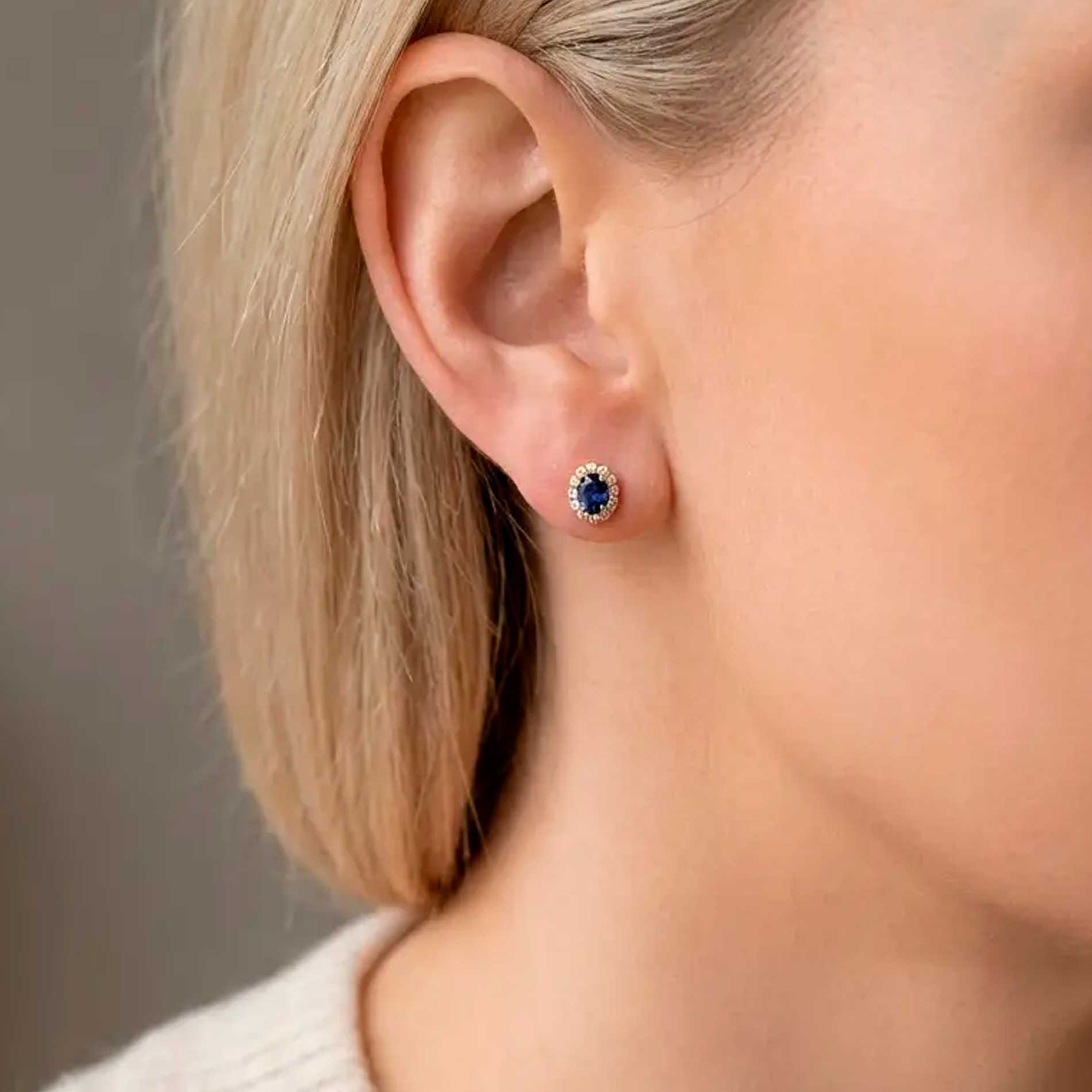 Celine safir ørestik i 18 karat guld med blå safir og diamanter på øret
