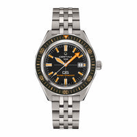 Certina DS SUPER PH2000M 43 mm med sort urskive, orange detaljer og titaniumarmbånd
