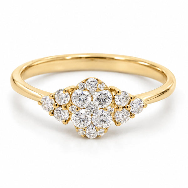 Claire ring i 18 karat guld med en klynge af diamanter på i alt 0,40 carat, hvid baggrund