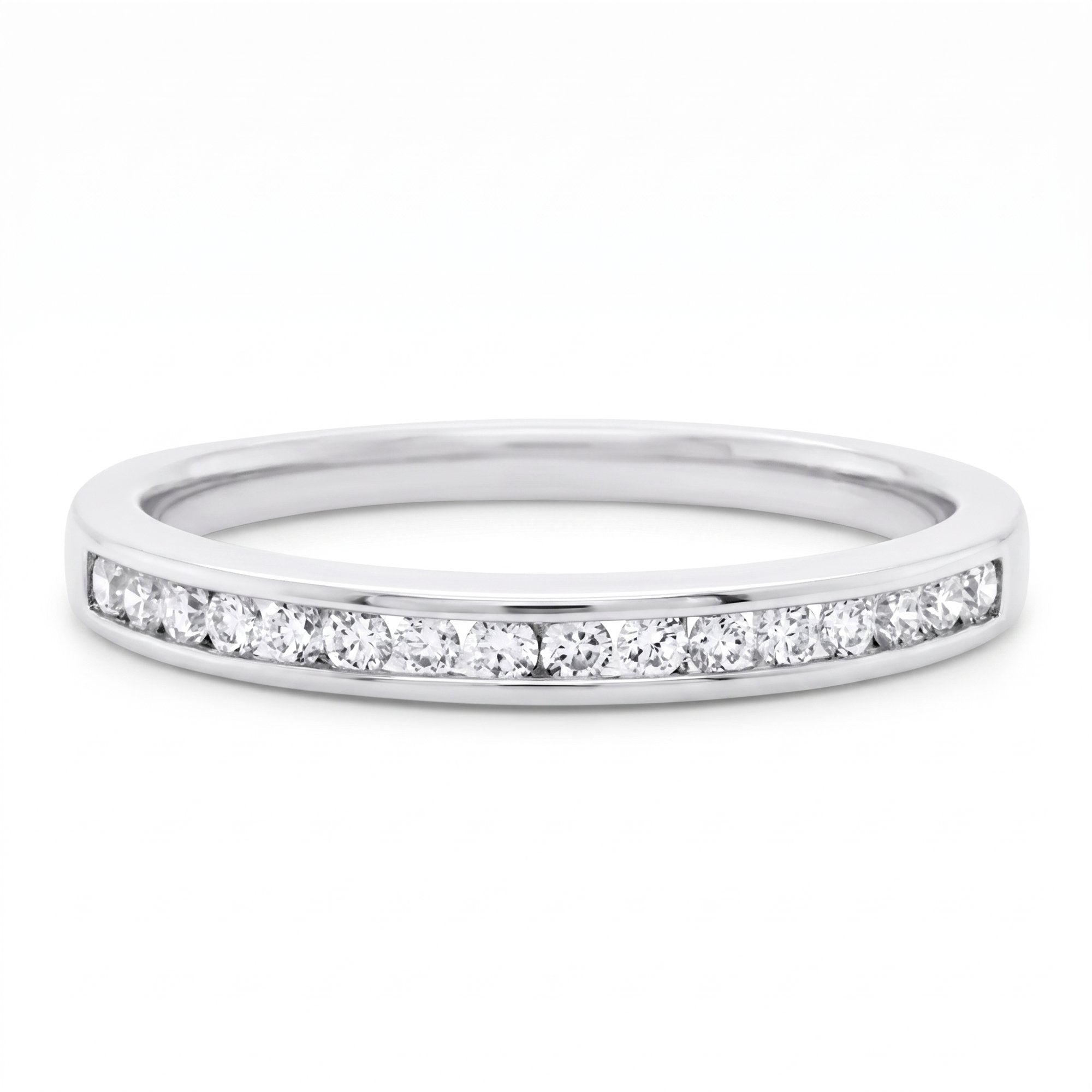 Clara alliancering i 18 karat hvidguld med 0,18 carat diamanter i kanalfatning på hvid baggrund
