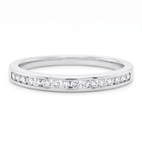 Clara alliancering i 18 karat hvidguld med 0,18 carat diamanter i kanalfatning på hvid baggrund