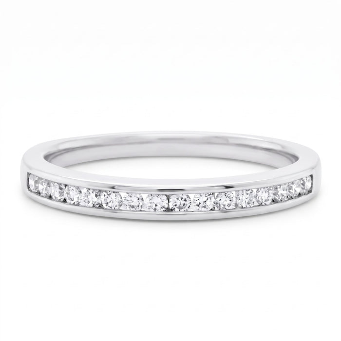 Clara alliancering i 18 karat hvidguld med 0,18 carat diamanter i kanalfatning på hvid baggrund