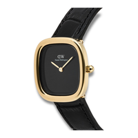 Nærbillede af Daniel Wellington Margot 24 mm med sort urskive og guldfarvet urkasse