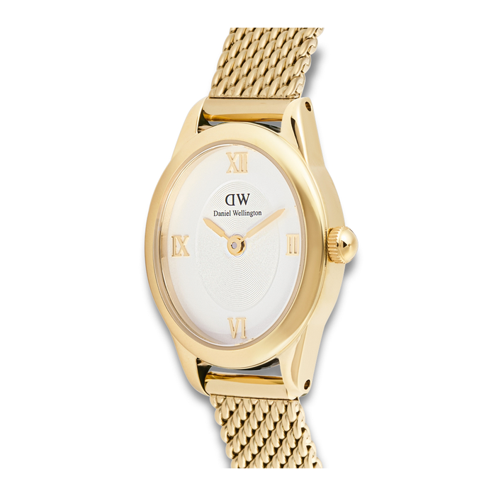 Nærbillede af Daniel Wellington Ophelia Mini Gold 22 mm med oval urskive og romertal