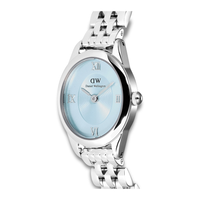 Nærbillede af Daniel Wellington Oval Mini S Ice Blue ADW00100809 med isblå urskive og romertal