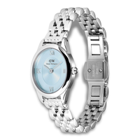 Daniel Wellington Oval Mini S Ice Blue ADW00100809 vist fra skrå vinkel med stållænke