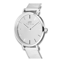 Nærbillede af Daniel Wellington Petite 28 Mirror S ADW00100796 med spejlblank sølvfarvet urskive