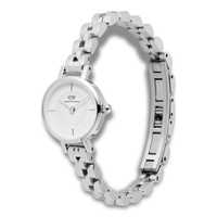 Daniel Wellington Petite Mini 3-Link ADW00100853 vist fra skrå vinkel med sølvfarvet stållænke