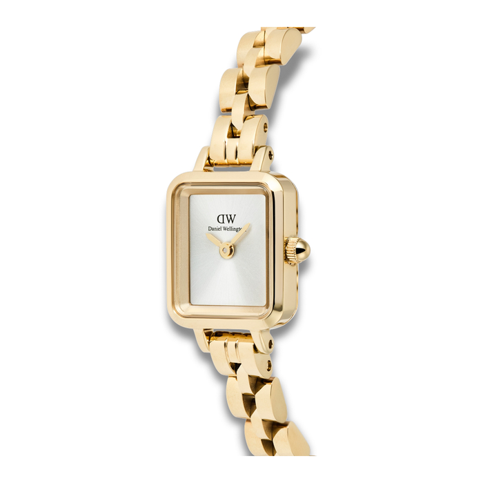 Nærbillede af Daniel Wellington Quadro Mini 3-Link 15 mm med firkantet guldfarvet urkasse