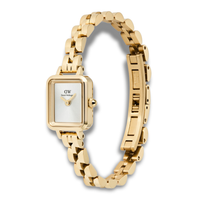 Daniel Wellington Quadro Mini 3-Link ADW00100850 vist fra skrå vinkel med guldfarvet stållænke
