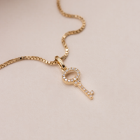 Destiny nøglevedhæng i guld med brillantslebne diamanter – detalje