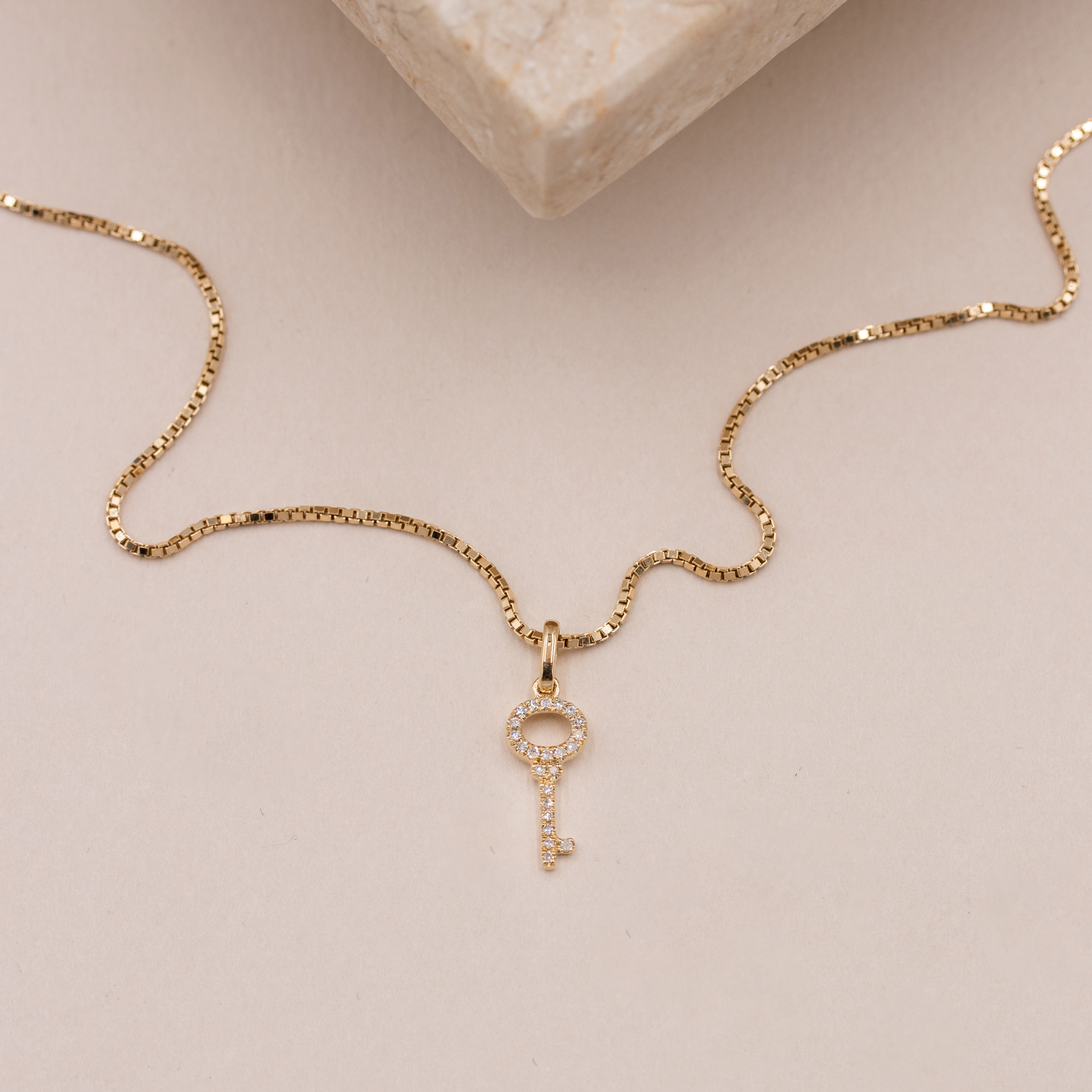 Destiny vedhæng i 14 kt. guld med 0,07 ct. diamanter – front