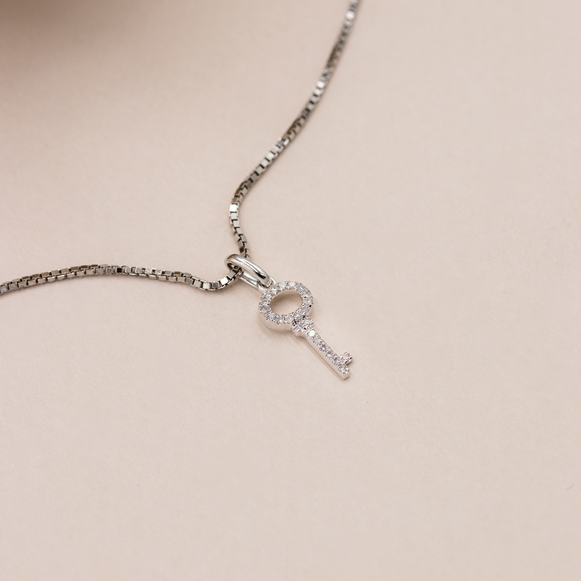 Destiny nøglevedhæng i hvidguld med brillantslebne diamanter – detalje