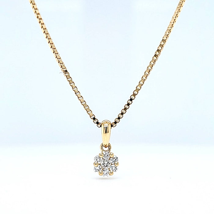 Vedhæng i guld med 7 diamanter, fattet i blomstermotiv, set på kæde