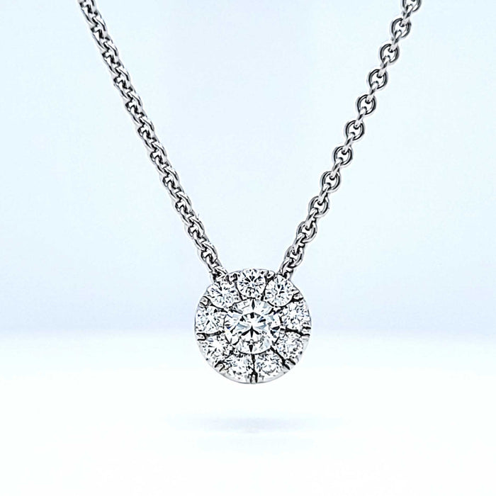 Vedhæng i hvidguld med 10 diamanter i alt 0,51 carat, set forfra på kæde