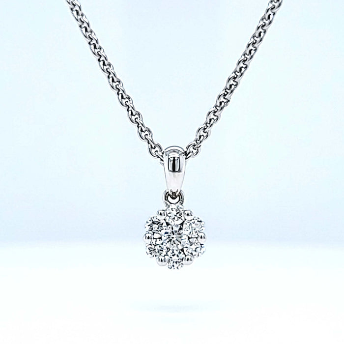 Vedhæng i hvidguld med 7 diamanter fattet i et blomstermotiv, set på kæde