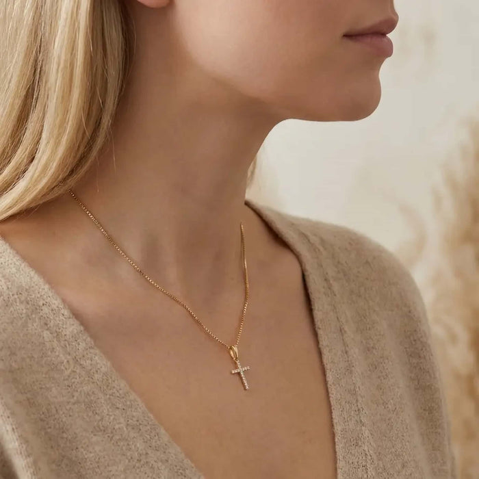 Diamond Cross diamantvedhæng i 18 karat guld båret om halsen