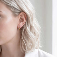 Diamond Hoops i 18 karat guld med brilliantslebne diamanter båret på model
