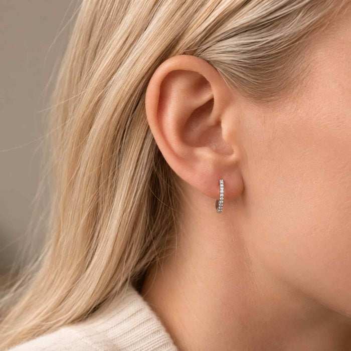 Diamond Hoops i 18 karat hvidguld med 0,18 carat diamanter på øret