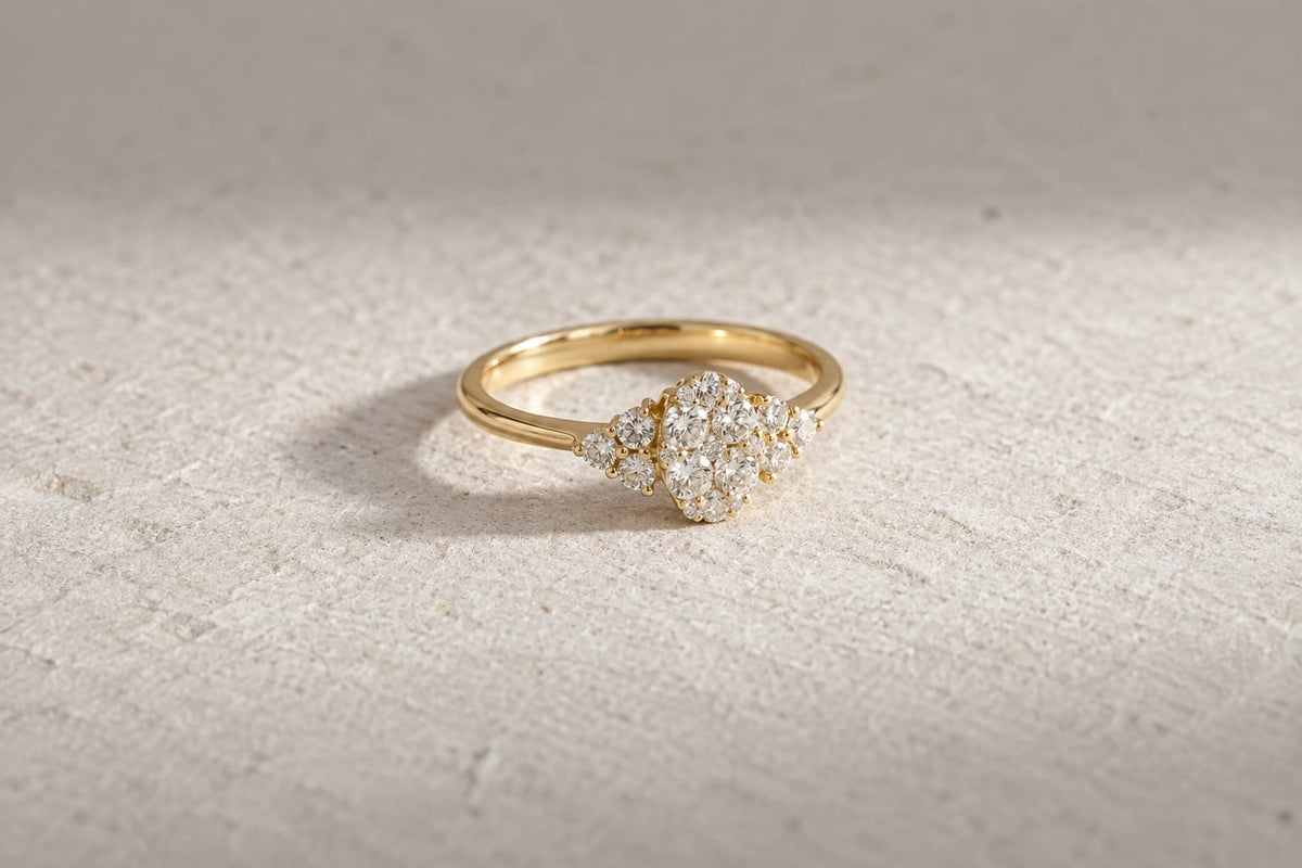 Diamonds by Carat ring i 18 karat guld med diamanter