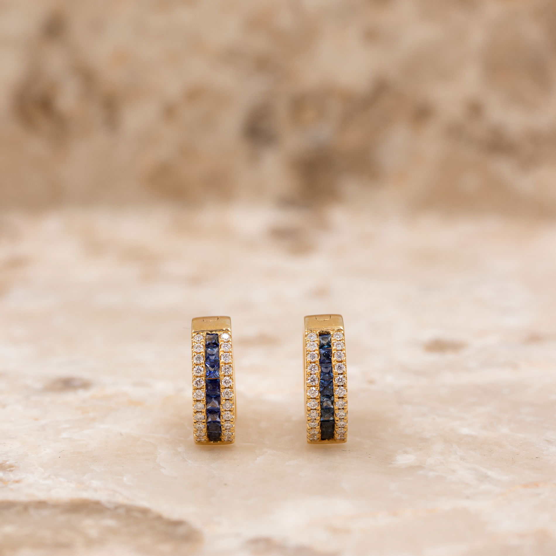 Dynasty creoler i 18 kt. guld med diamanter og safir – frontvisning