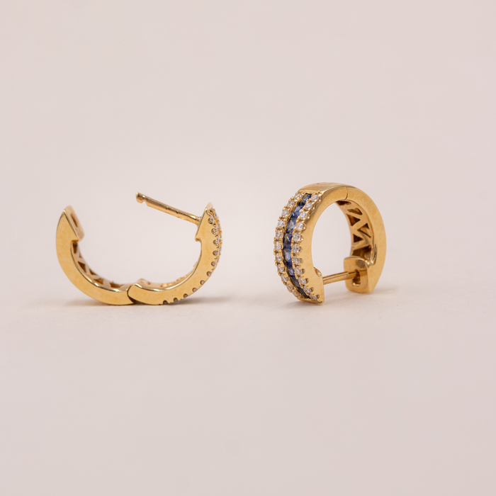 Dynasty creoler i 18 kt. guld med 0,18 ct. diamanter og blå safirer – sidevisning
