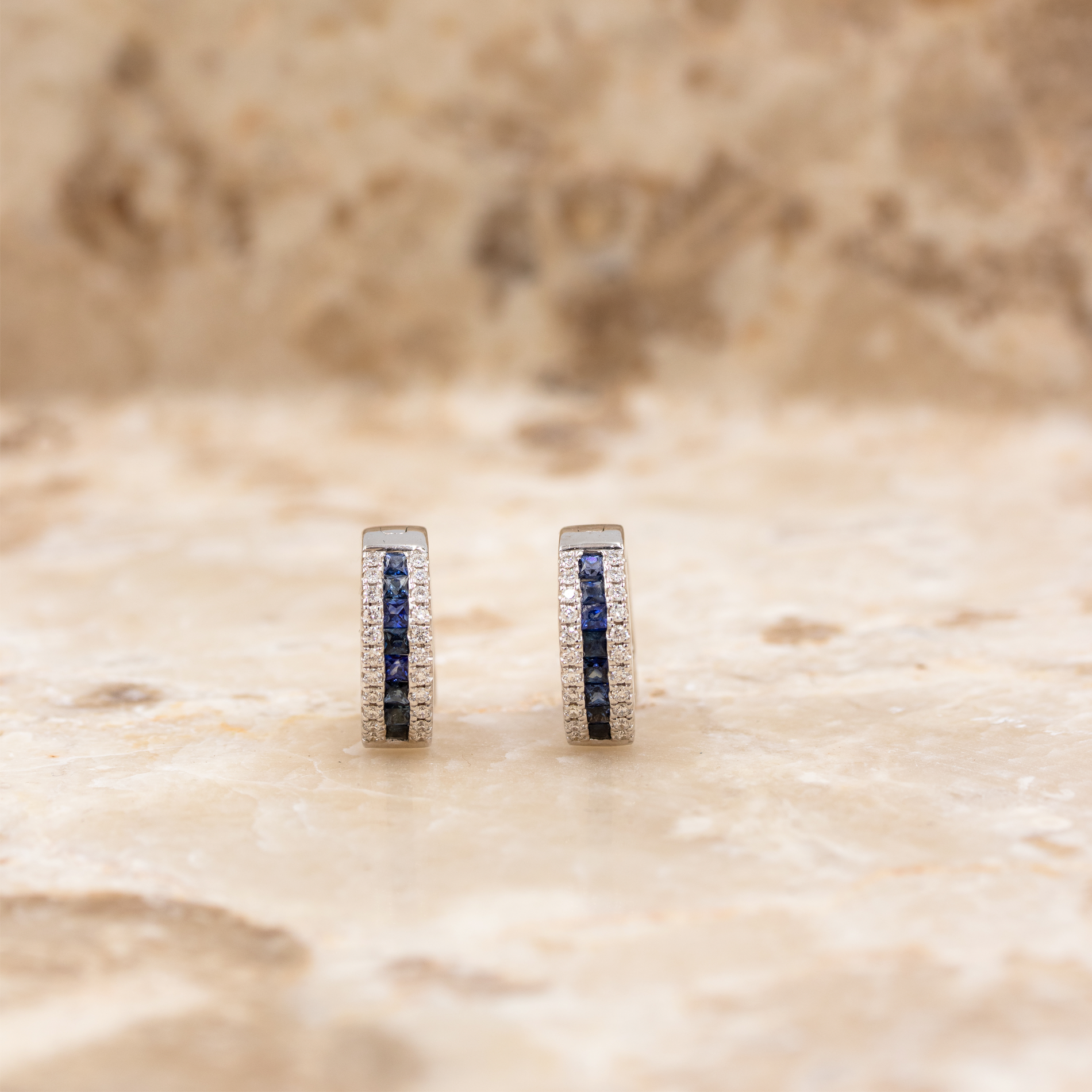 Dynasty creoler i 18 kt. hvidguld med diamanter og safir – frontvisning