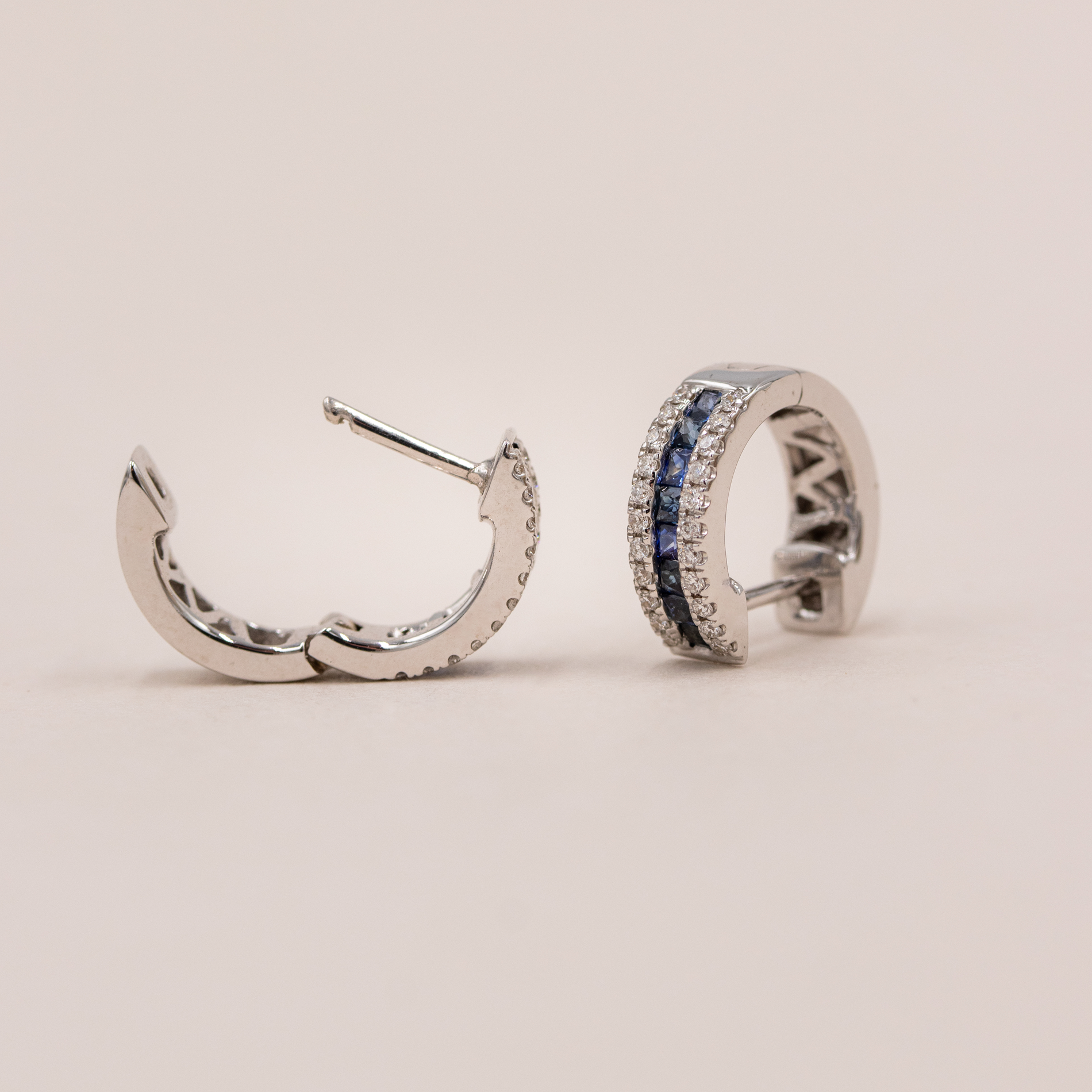Dynasty creoler i 18 kt. hvidguld med 0,18 ct. diamanter og blå safirer – sidevisning
