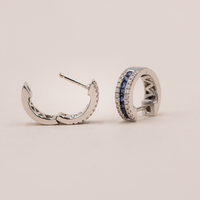 Dynasty creoler i 18 kt. hvidguld med 0,18 ct. diamanter og blå safirer – sidevisning