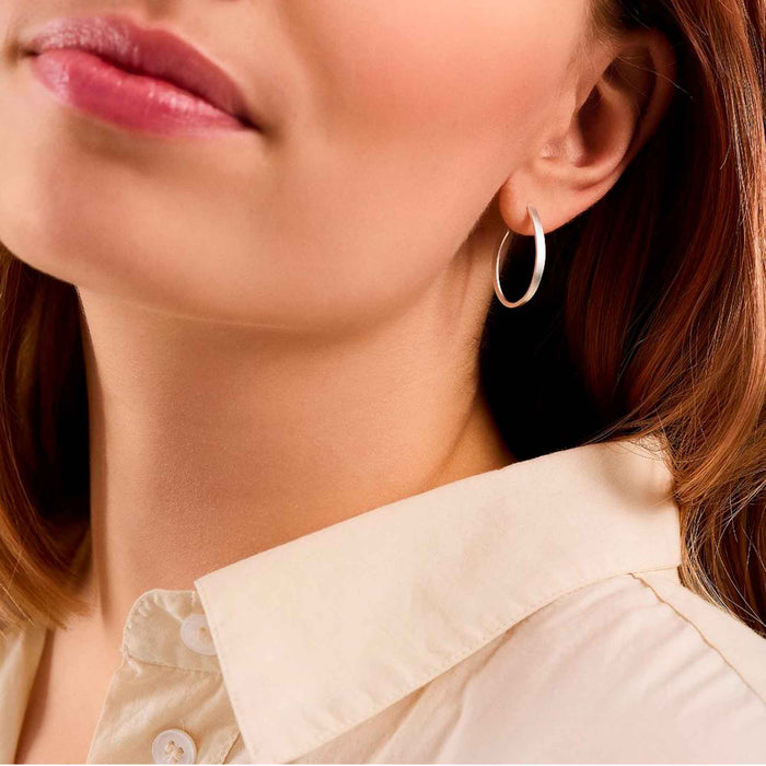 Pernille Corydon Berlin creoler i genanvendt sterling sølv, 25 mm., set på model