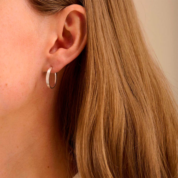 Pernille Corydon Small Eclipse øreringe i sterling sølv, 18 mm, set på model