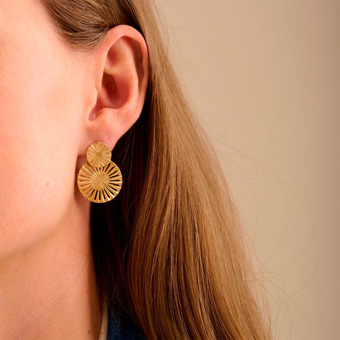 Pernille Corydon Starlight øreringe i sterling sølv 30 mm, set på model