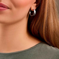 Pernille Corydon Small Saga øreringe i sterling sølv, 22 mm. Set på model