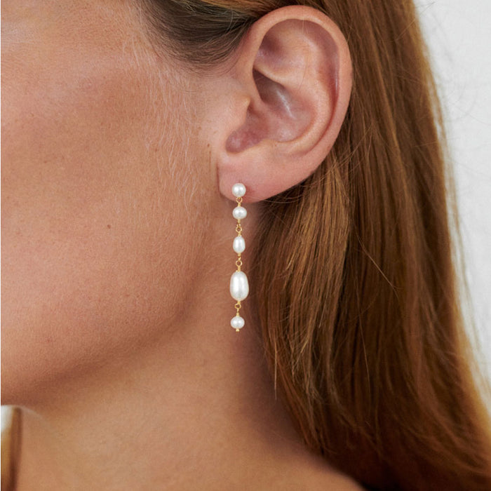 Pernille Corydon White Dreams øreringe i sølv, set på model