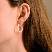 Pernille Corydon Liberty Hoops med perler i forgyldt sterling sølv, 20 mm. Set på model