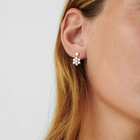 Pernille Corydon Ocean Bloom øreringe i sølv, set på model