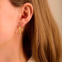 Pernille Corydon Hana øreringe i forgyldt sølv, set på model