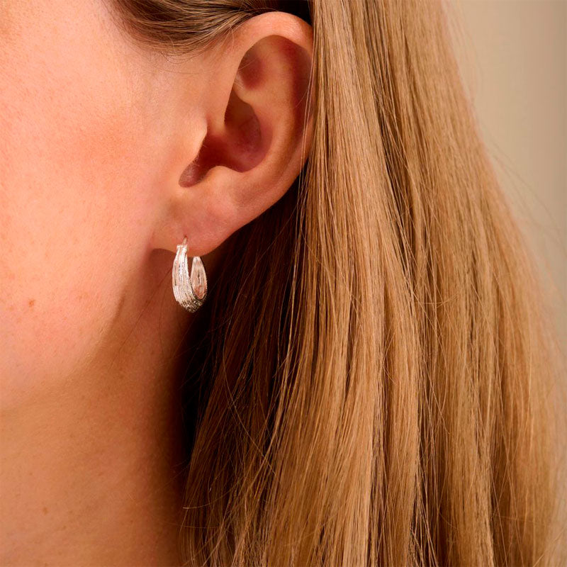 Pernille Corydon Small Coastline øreringe, set på model