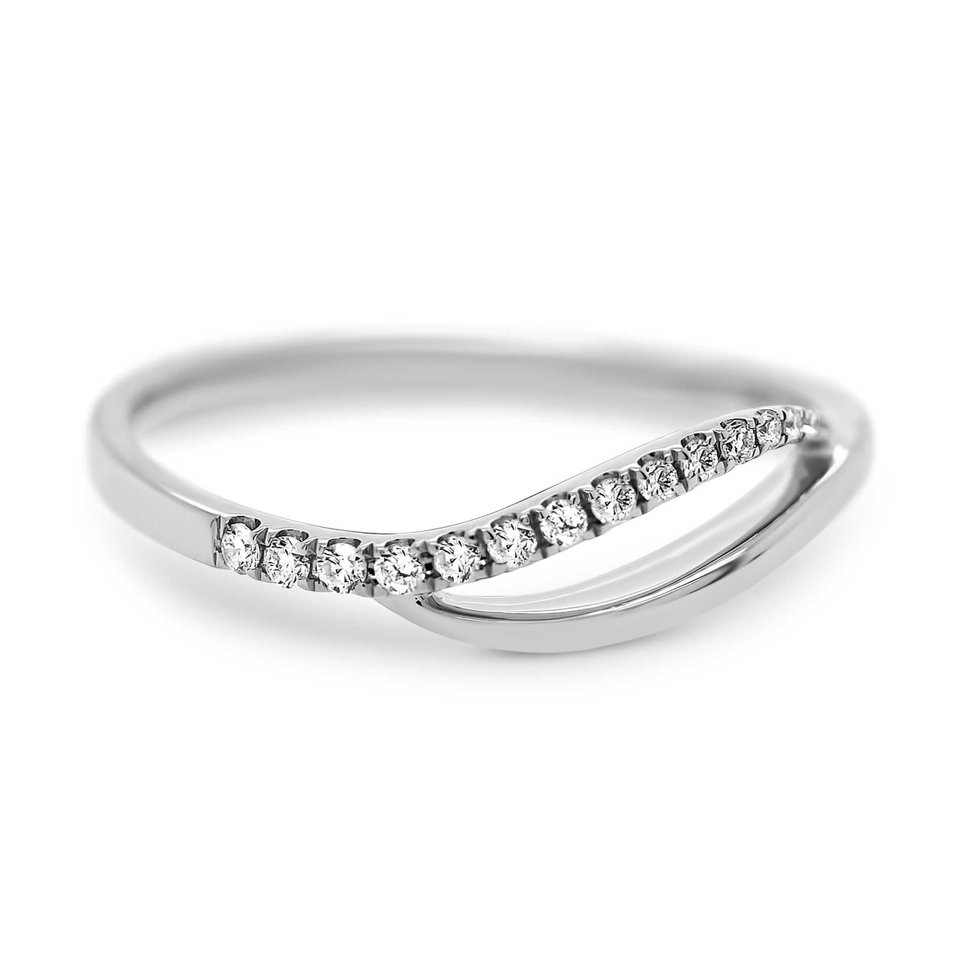 Eksklusiv diamantring i hvidguld vist på finger