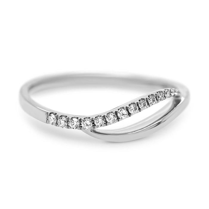 Eksklusiv diamantring i hvidguld vist på finger