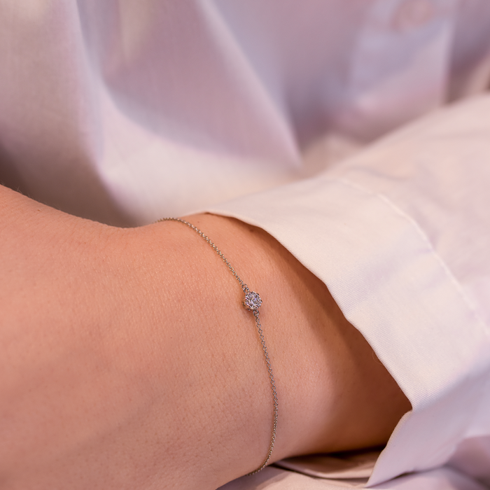 Elegant diamantarmbånd i 18kt hvidguld båret på håndled