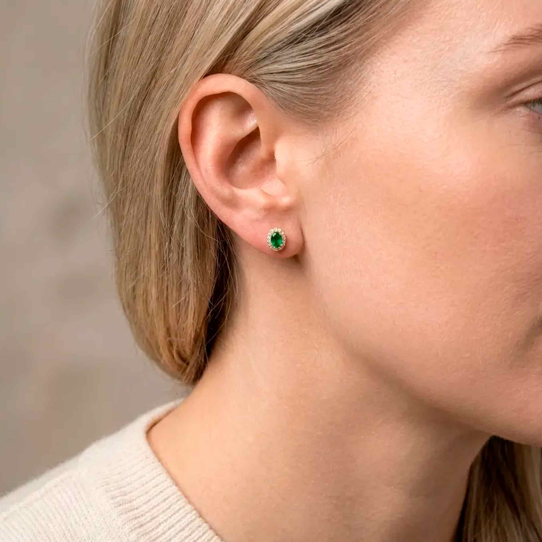 Elina Green Roset ørestik i forgyldt sølv med grøn zirkonia vist på øret