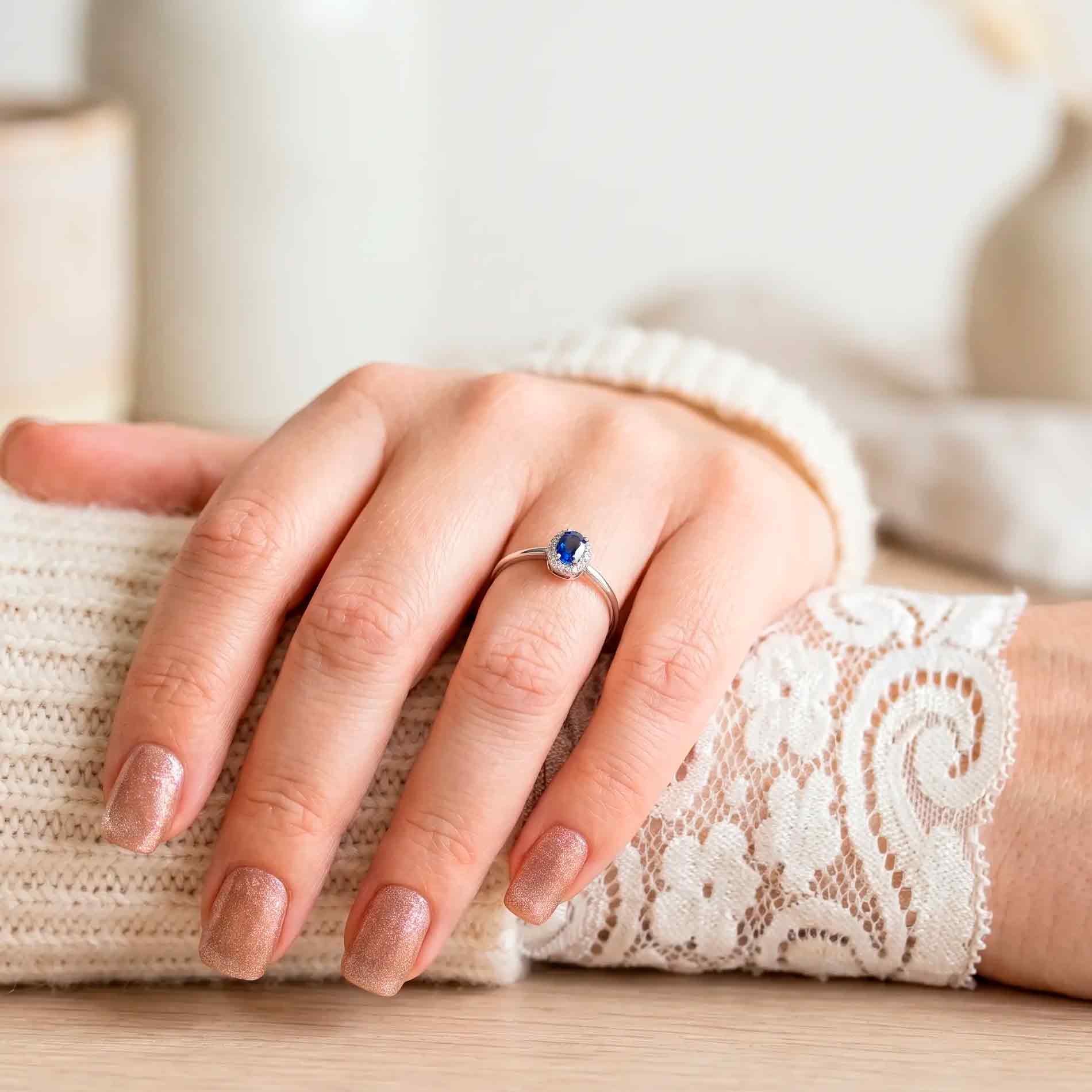 Elina roset ring i sølv med safirblå zirkonia båret på hånd