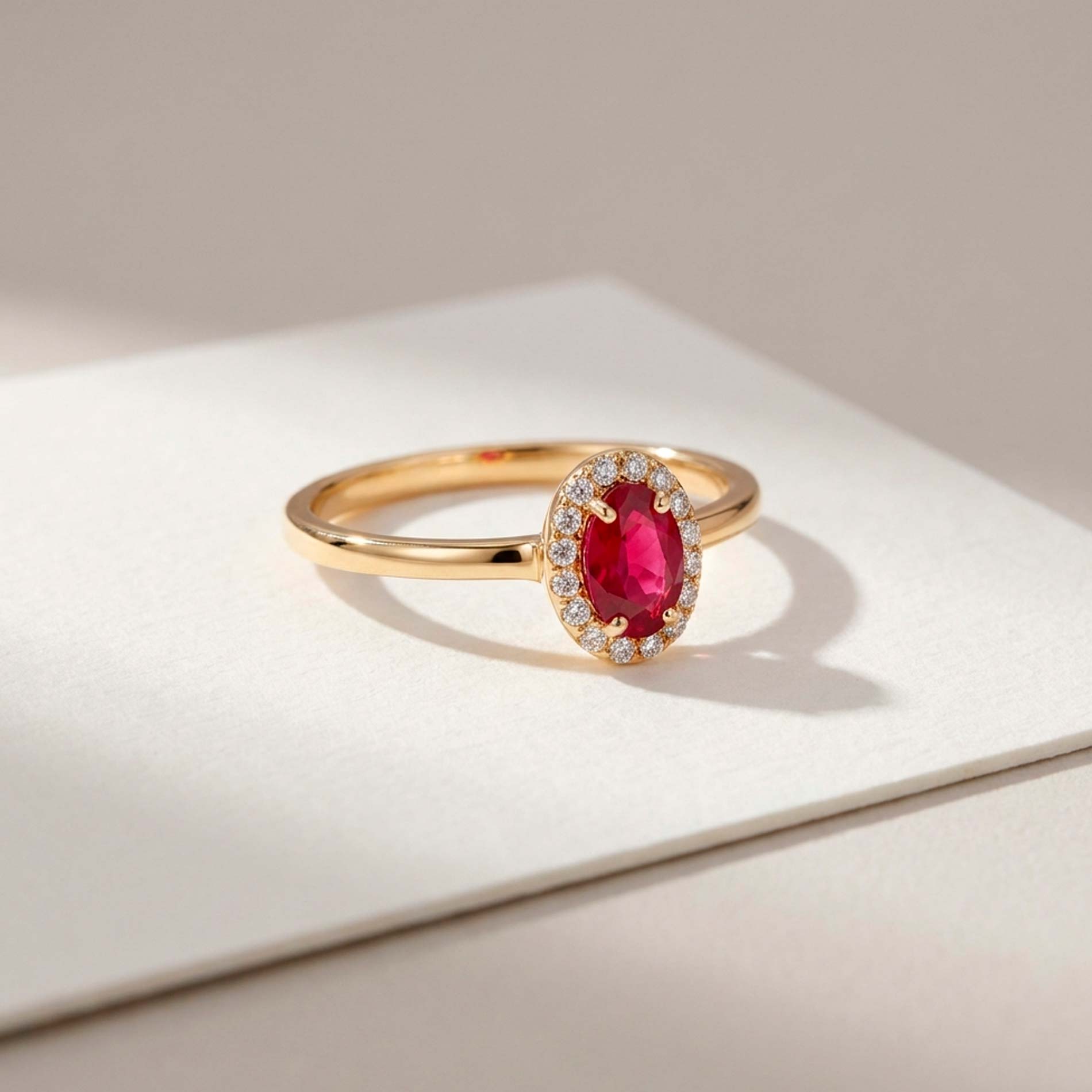 Elina Ruby roset ring i forgyldt sølv med rubinrød og hvide zirkonia