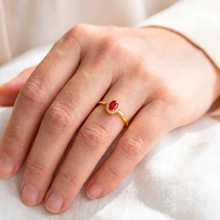 Elina Ruby roset ring i forgyldt sølv med rubinrød zirkonia båret på hånd