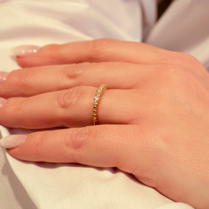 Ella alliancering i forgyldt sølv båret på hånd