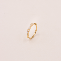 Ella alliancering i forgyldt sølv med zirkonia set fra siden